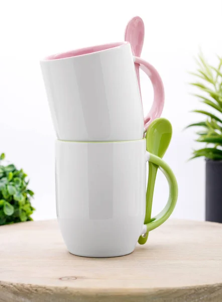 Чистый Кофе Кружка Деревянной Полке Белая Керамическая Чашка Вашего Дизайна — стоковое фото