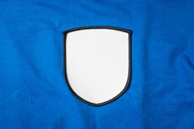 Mavi spor gömlek üzerinde boş kol yama. Montaj veya düzenleme niz için beyaz takım logosu ve amblemi.