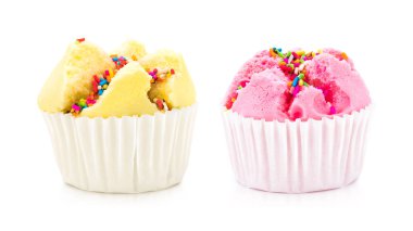 Beyaz arka plan üzerinde izole renkli sprinkles ile Lezzetli Cupcake. Partili doğum günü pastaları. ( Kırpma yolu )