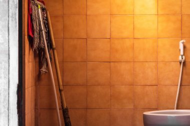 Temizlik Ekipmanları ile eski banyo arka plan. Kirli banyo.