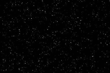 Siyah arka plana düşen kar. Saf karanlıkta kış arka plan. Yoğun kar.