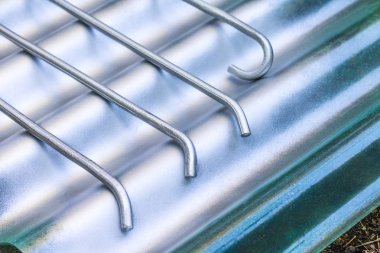 Demir veya çelik çubuk üzerine renk püskürtme. İnşaat boyama.