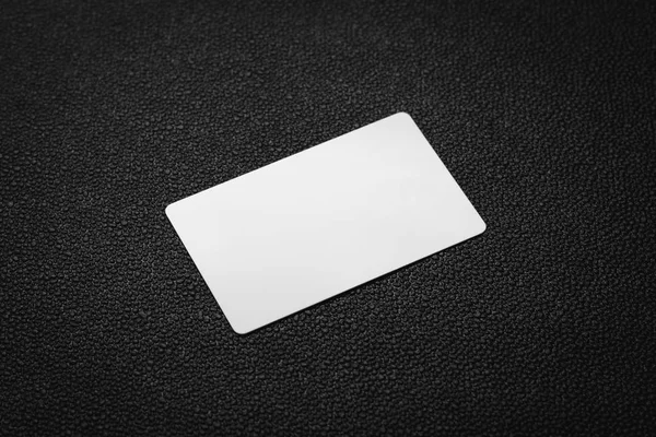 Cartão Branco Sobre Fundo Couro Escuro Cartão Comercial Branco — Fotografia de Stock