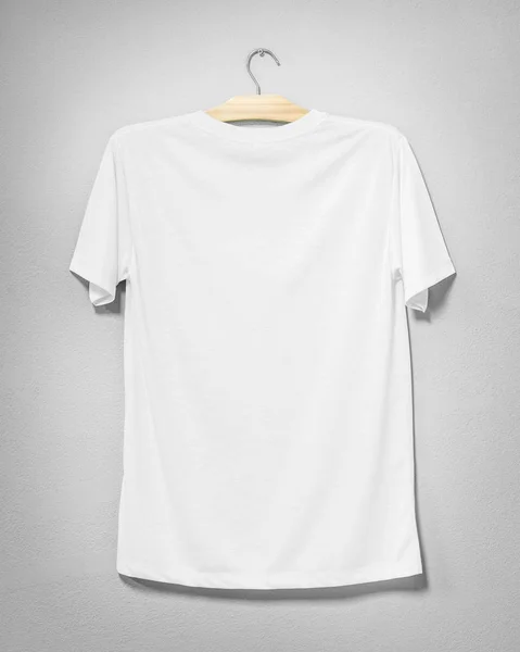 Белая Рубашка Висит Цементной Стене Пустая Одежда Дизайна Вид Сзади — стоковое фото