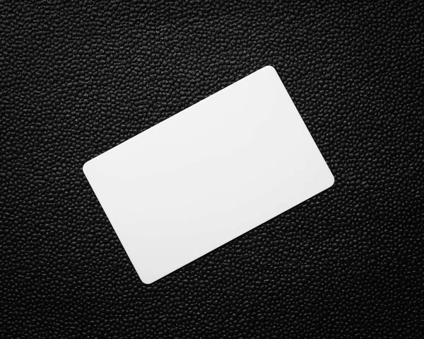 Cartão Branco Sobre Fundo Couro Escuro Cartão Comercial Branco — Fotografia de Stock