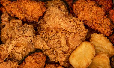 Çıtır kızarmış tavuk ve nuggests. Fast food arka plan. Baharatlı huysuz.