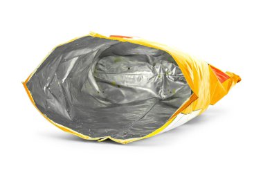 Patates cipsi torbası beyaz arka plan üzerinde izole. Artıkların içinde atıştırmalık ambalaj.