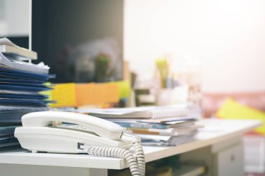 Ofis masasında bir sürü bitmemiş belge var. Belge kağıdı yığını.