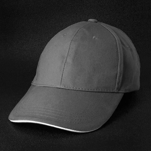Graue Mütze Auf Dunklem Hintergrund Vorlage Der Baseballkappe Der Seitenansicht — Stockfoto