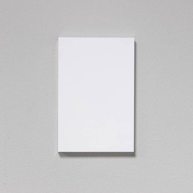 Beton duvarda beyaz resim çerçevesi. Basit tarzda modern galeri.