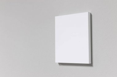 Beton duvarda beyaz resim çerçevesi. Basit tarzda modern galeri.