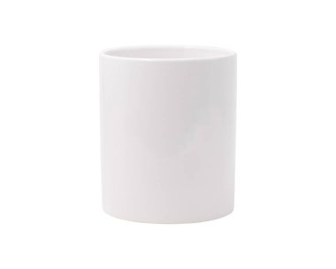 Kırpma yolu ile izole arka planda beyaz kupa. Tasarımın için boş içecek bardağı..