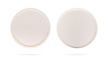 Kırpma yolu ile izole arka plan üzerinde Coaster. Kupanızı veya bardağınızı korumak için plastik plaka.