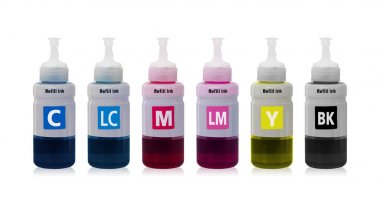 Yazıcı mürekkep şişesi beyaz arka planda yalıtılmış. Baskı işi için Cmyk rengi. ( Kırpma yolları veya montaj için nesne kesme )