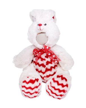 Sevimli tavşan bebek beyaz arka plan izole. Kırmızı kurdeleli tavşan oyuncak.