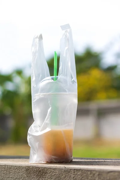 プラスチック廃棄物または使用済みカップ ゴミとゴミ — ストック写真