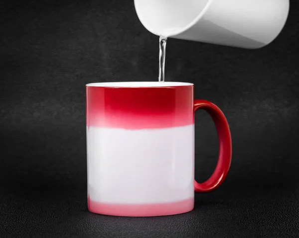 Tazza Caffè Rosso Sfondo Scuro Cambiare Colore Quando Temperatura Calda — Foto Stock