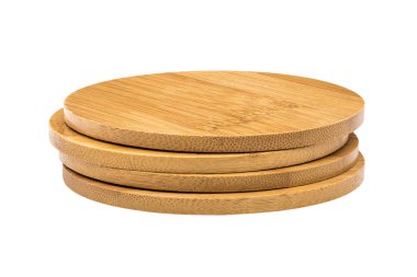 Beyaz arka plan üzerinde izole seramik içecek coaster seti. Kupanı koymak için tahta ped. ( Kırpma yolu )