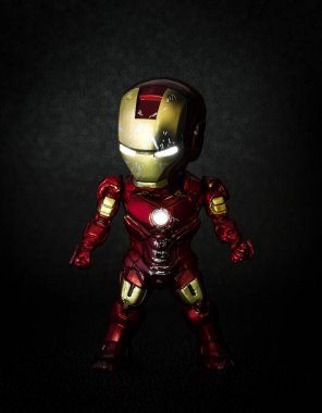 Pathumthani, Tayland - 6 Mayıs 2017 : Avengers filminde Iron Man'in karakteri veya Tony Stark modeli arka planda, Pathumthani Tayland'da sergileniyor. Yalnızca Kullanılan Editoryal.