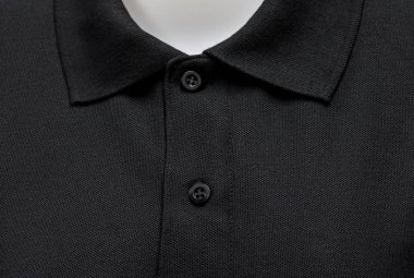 Siyah gömlekli yaka. Pamuklu kumaş dokusu.