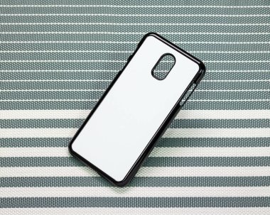 Çizgili arka planda cep telefonu kılıfı. Tasarımınız için telefon kılıfı yüzeyinin arka görünümü.