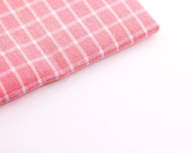 Beyaz arka plan üzerine masa örtüsü kumaş. Pembe peçete veya piknik tekstili.