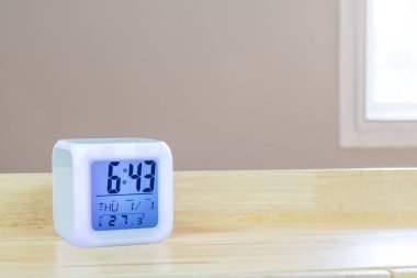 Led çalar saat masa arka planda duruyor. Dijital zamanlayıcı ekranı. Tasarımınız için copyspace.