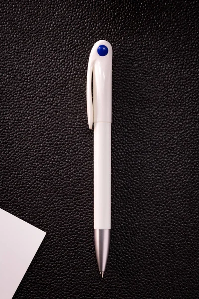 Caneta Azul Cartão Branco Sobre Fundo Escuro Caneta Esferográfica Branco — Fotografia de Stock
