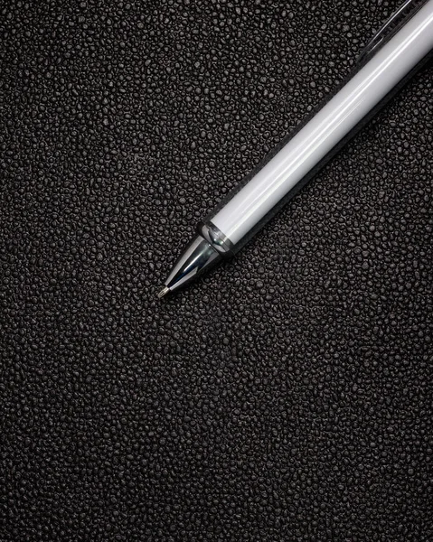 Bolígrafo Blanco Sobre Fondo Cuero Negro Plantilla Bolígrafo Para Diseño —  Fotos de Stock