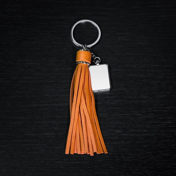 Bunte Lederquaste Schlüsselanhänger Auf Schwarzem Holzhintergrund Mode Leder Schlüsselanhänger Für — Stockfoto