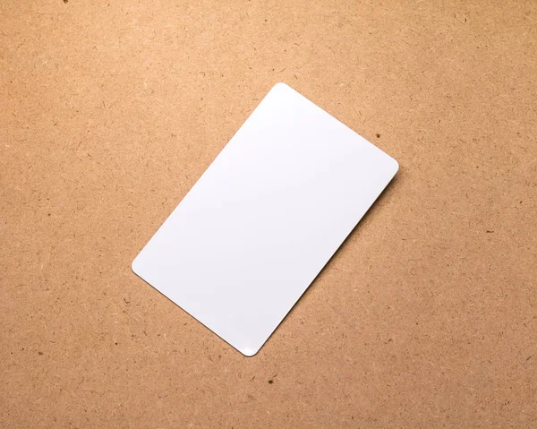 Cartão Branco Sobre Fundo Madeira Modelo Papel Papelão Para Design — Fotografia de Stock