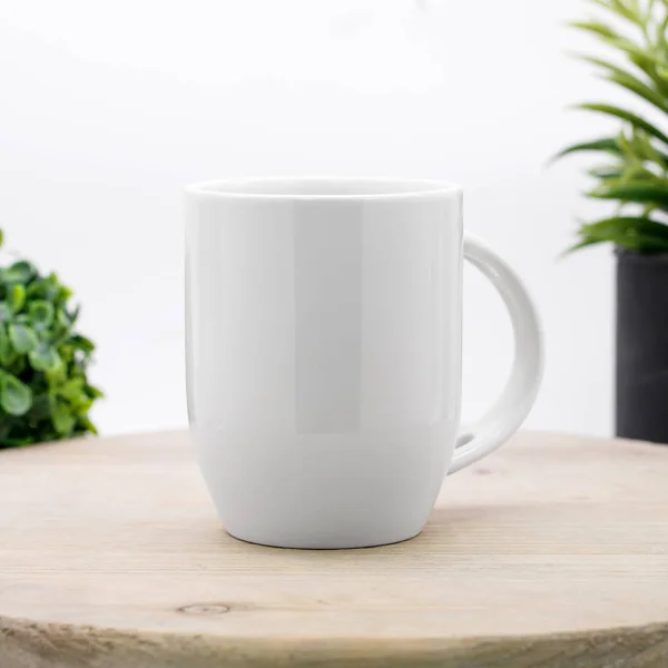 Blank Kaffekopp Trä Hylla Vit Keramisk Kopp För Din Design — Stockfoto