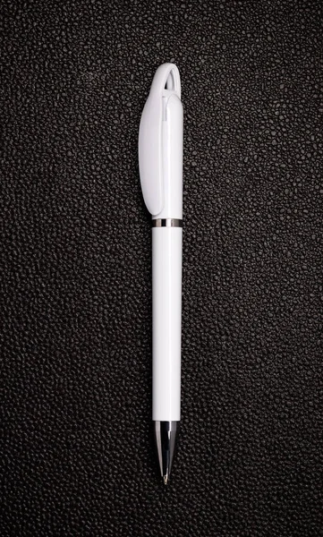 Bílé Pero Pozadí Černé Kůže Šablona Kuličkového Pera Pro Váš — Stock fotografie