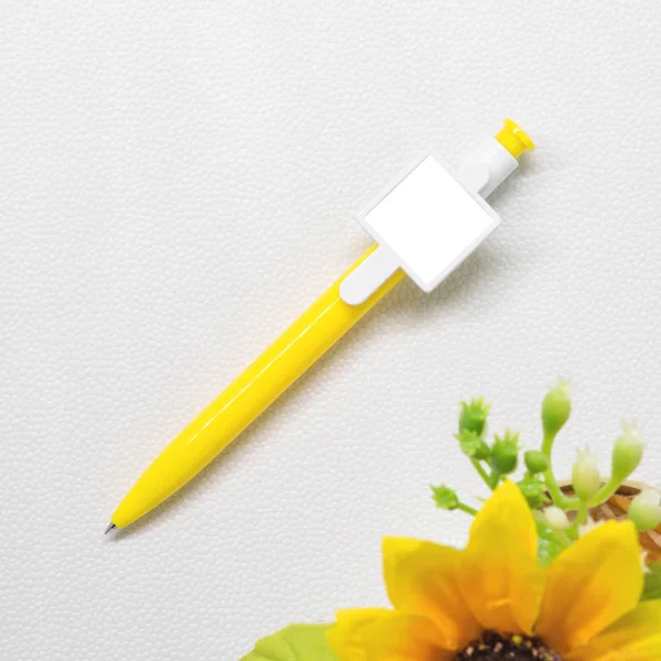 Žluté Pero Bílém Pozadí Kůže Prázdné Kuličkové Pero Pro Váš — Stock fotografie