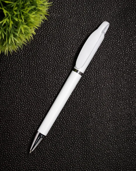 Bolígrafo Blanco Sobre Fondo Cuero Negro Plantilla Bolígrafo Para Diseño —  Fotos de Stock