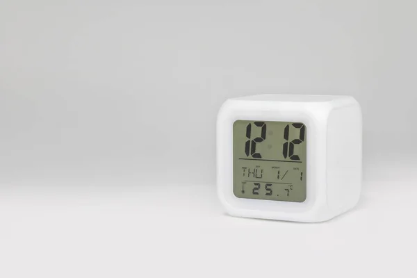 Relógio Alarme Moderno Cenários Brancos Copyspace Luz Led Display Digital — Fotografia de Stock