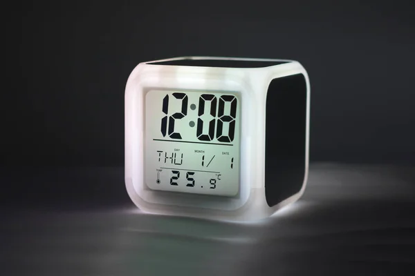 Relógio Alarme Moderno Brilhando Luz Cenários Escuros Copyspace Luz Led — Fotografia de Stock