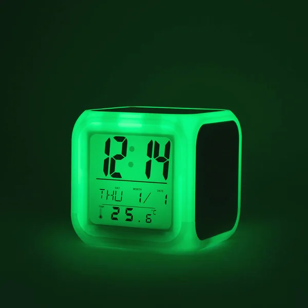 Relógio Alarme Moderno Brilhando Luz Cenários Escuros Copyspace Luz Led — Fotografia de Stock