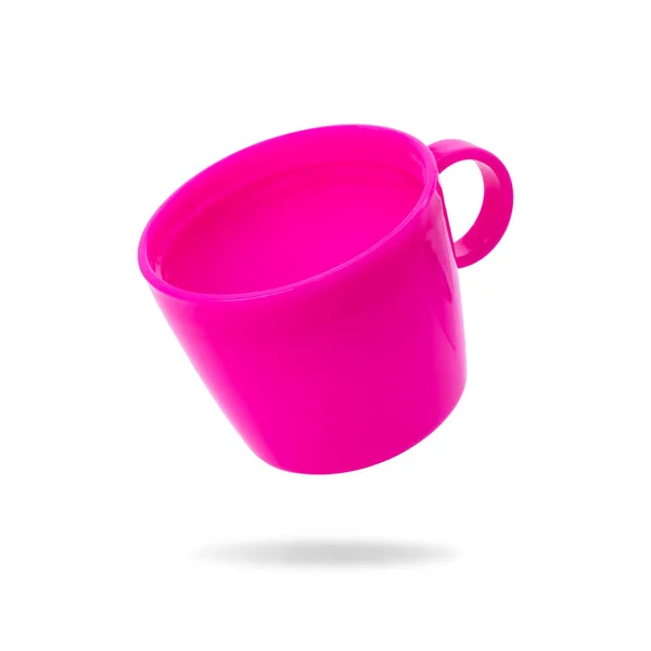白い背景に隔離されたプラスチック製のマグカップ 飲み物のためのピンクの子供のカップ 設計用のクリッピング オブジェクト — ストック写真