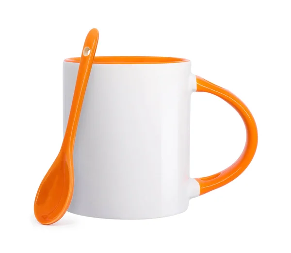 セラミックマグカップとスプーンは 白い背景に分離されています あなたのデザインのための空白のドリンクカップのテンプレート クリッピング オブジェクト — ストック写真