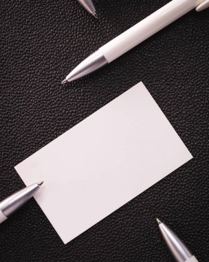 Koyu doku arka planında boş kart. Tasarımınız için beyaz kişi kartı.