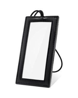 Beyaz arka planda izole deri asılı etiket. Tasarımınız için siyah deri etiketi. ( Kırpma yolu )