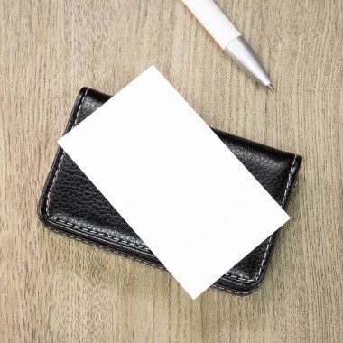 Ahşap arka plan üzerinde siyah deri kart tutucular. Paranızı saklamak için Deri cüzdan üst görünümü.