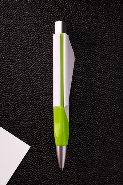 Caneta Verde Cartão Branco Sobre Fundo Escuro Caneta Esferográfica Branco — Fotografia de Stock