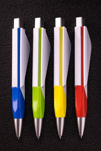 Bunter Stift Auf Dunklem Hintergrund Leerer Kugelschreiber Für Ihr Design — Stockfoto