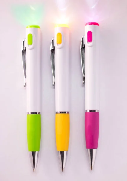 Innovation Der Taschenlampe Stift Auf Weißem Hintergrund — Stockfoto
