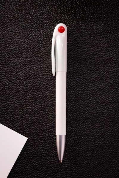 Dunkler Stift Und Weiße Karte Auf Dunklem Hintergrund Leerer Kugelschreiber — Stockfoto