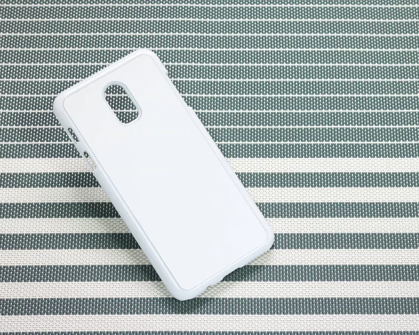 ストライプの背景に携帯電話のケース あなたの設計のための電話ケース表面のバックビュー — ストック写真