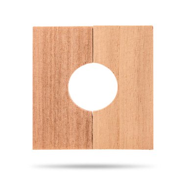 Beyaz arka plan üzerine izole ahşap bir tahta parçası. Endüstriyel delik kullanımı ile kare ahşap plaka. ( Kırpma yolu )