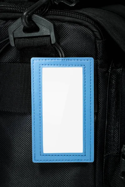 Blaues Leder Hängenden Tag Auf Reisetasche Hintergrund Leere Namensschilder Für — Stockfoto